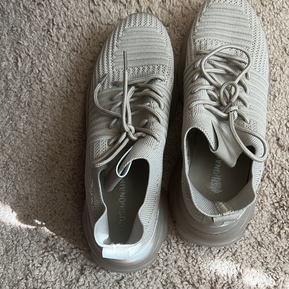 Beige Women’s Sneakers — US 9.5 Cushionaire 👟 - Picture 4 of 5